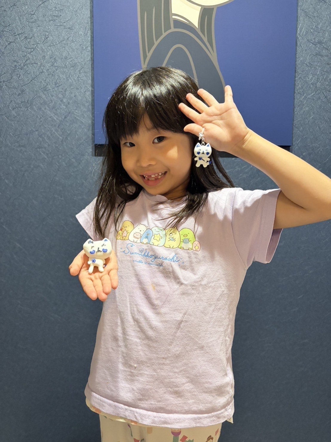 完成したフィギュアを手に持つ女の子