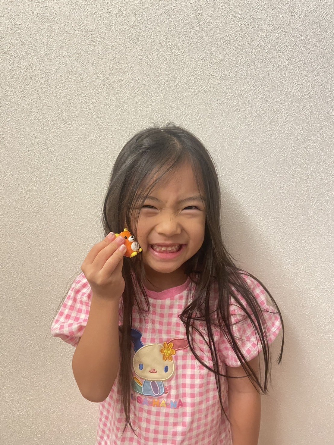 完成したマスコットを持って満面の笑みのお子さん