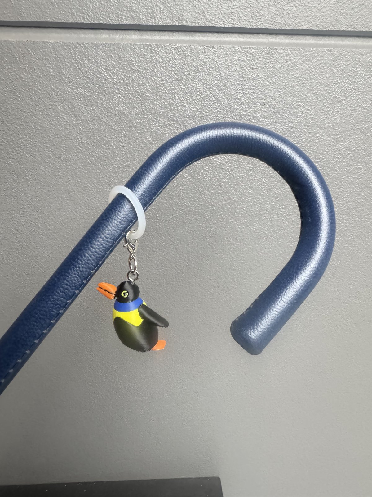 完成したペンギンのフィギュア（シリコンリングで吊り下げた実写）